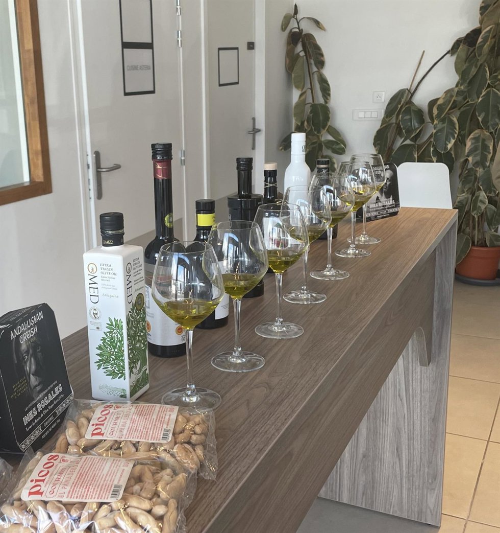 Imagen de una cata de Aceite de Oliva Virgen Extra en Francia.