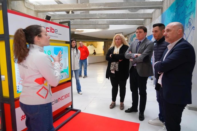 Una delegación del Ayuntamiento de Palma, encabezada por el teniente de alcalde Llorenç Bauzá de Keizer, visita el estand sobre Ciberseguridad habilitado en el polideportivo de Son Moix
