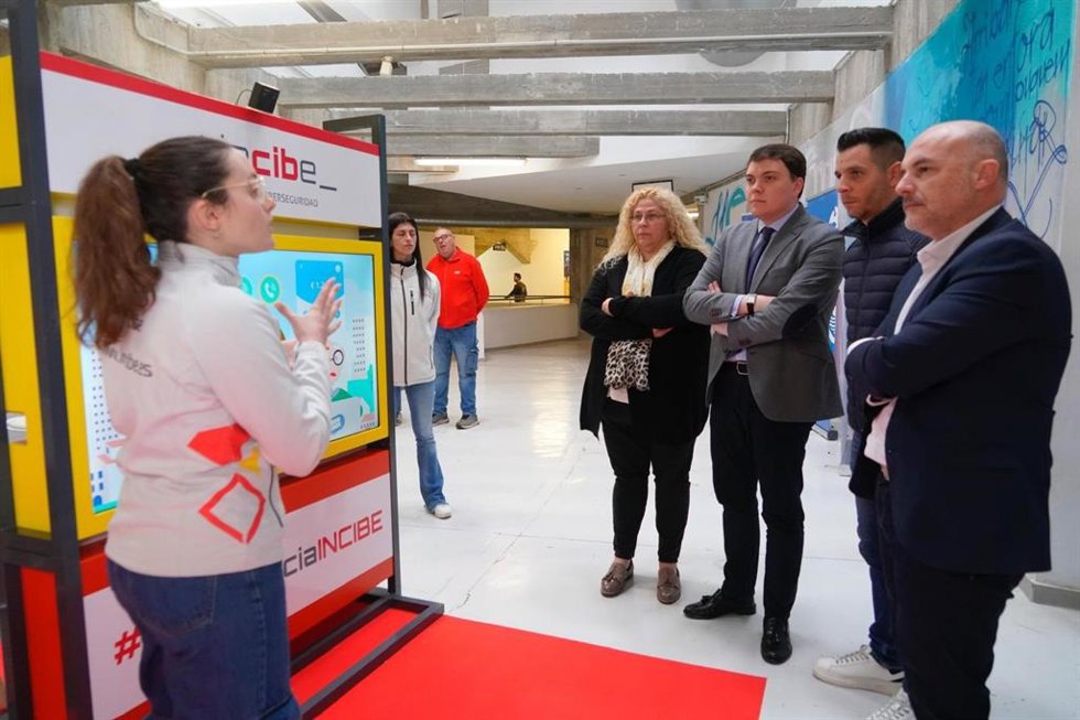 Una delegación del Ayuntamiento de Palma, encabezada por el teniente de alcalde Lloren Bauzá de Keizer, visita el estand sobre Ciberseguridad habilitado en el polideportivo de Son Moix