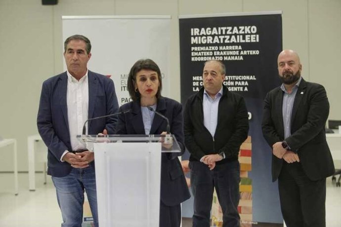 La consejera de Bienestar, Juventud y Reto Demográfico, Nerea Melgosa, preside la Mesa interinstitucional de coordinación para la acogida a personas migrantes en tránsito en Irun
