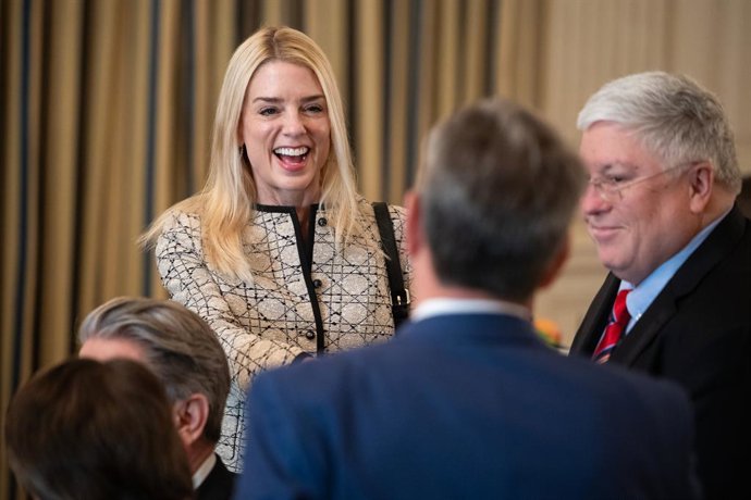 21 de fevereiro de 2025, Washington, Distrito de Columbia, EUA: A procuradora-geral dos Estados Unidos, Pam Bondi, é vista antes de o presidente dos EUA, Donald Trump, fazer comentários durante uma sessão de trabalho dos governadores no State Dining Room 