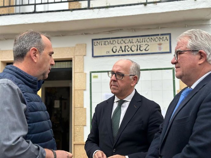 Jesús Estrella (c), junto a David Prieto y Javier Carazo, en Garcíez.
