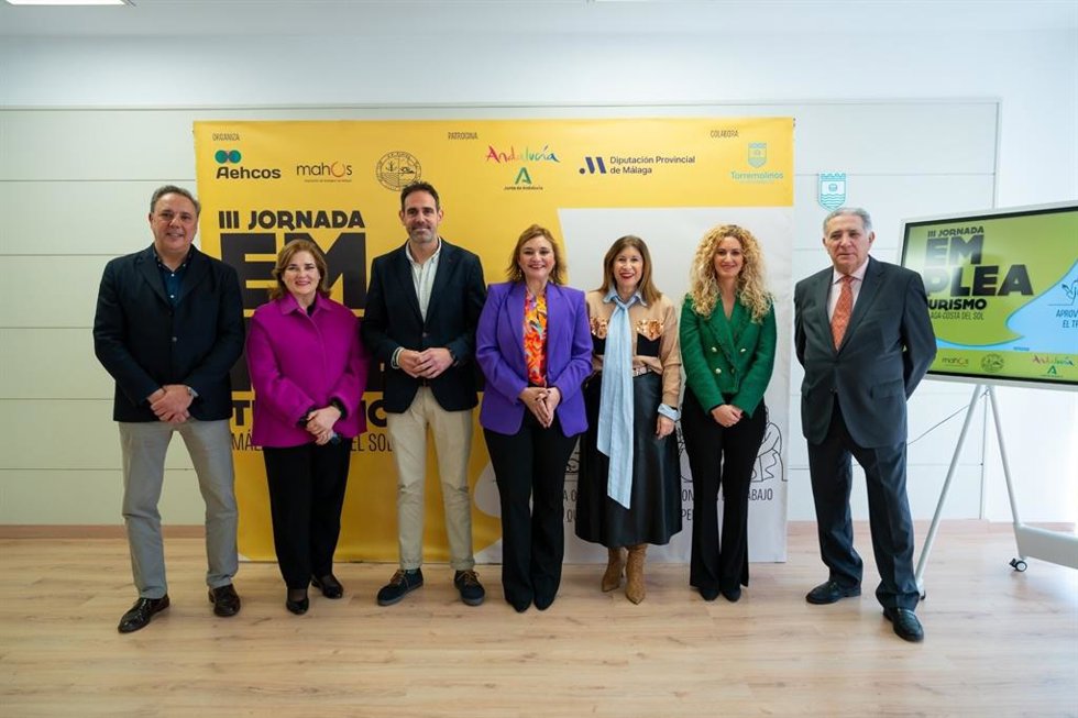 Presentación de la jornada con la alcaldesa, Margarita del Cid; la diputada provincial de Empleo, Carmen Márquez; la diectora general de Promoción y Fomento de la Junta, Gemma del Corral; el vicepresidente de Aechos; y los presidentes de Mahos y Aeplaya