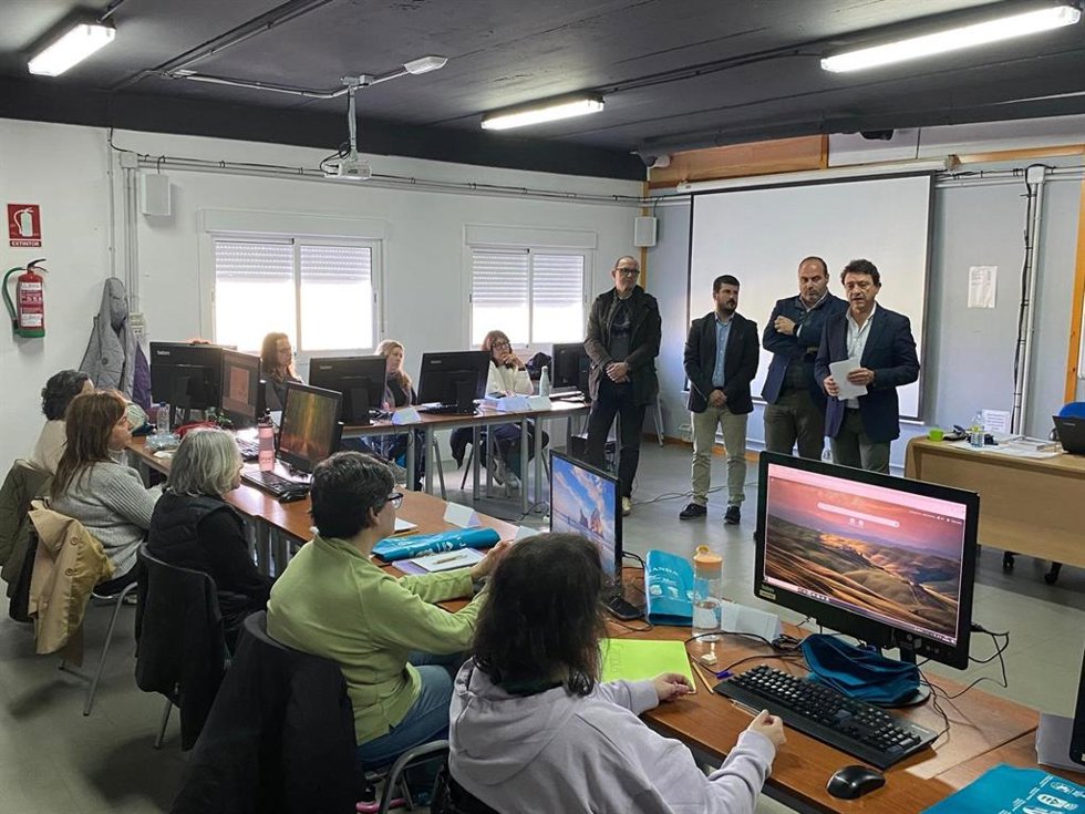 Daniel Sánchez con alumnos del programa de Empleo y Formación Empleo en Conil
