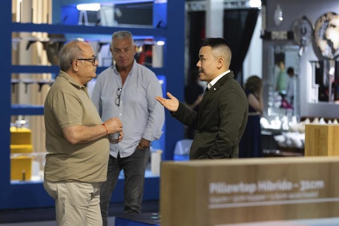 Actividad en los stand de la Feria del Mueble Yecla