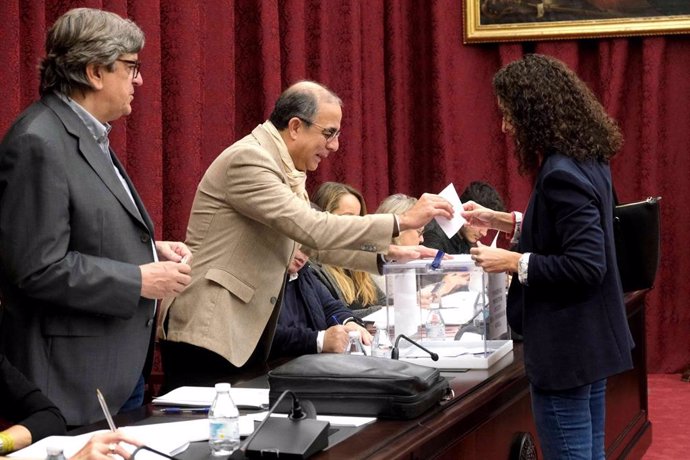 Archivo - Votación en el claustro de la US con el rector Miguel Ángel Castro en la imagen.