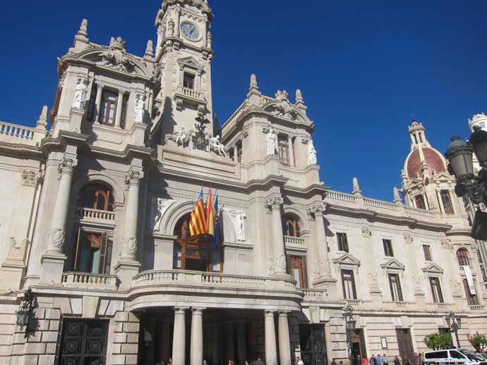Archivo - Imagen de archivo de la fachada del Ayuntamiento de València. 