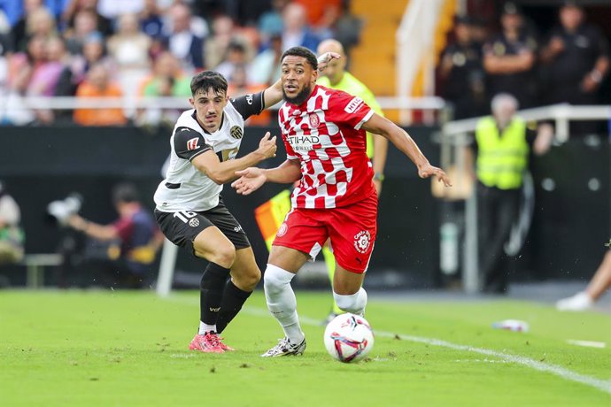 Archivo - Arnaut Danjuma of Girona and Diego Lopez of Valencia CF in action during the Spanish league, La Liga EA Sports, football match played between Valencia CF and Girona FC at Mestalla stadium on September 21, 2024, in Valencia, Spain.