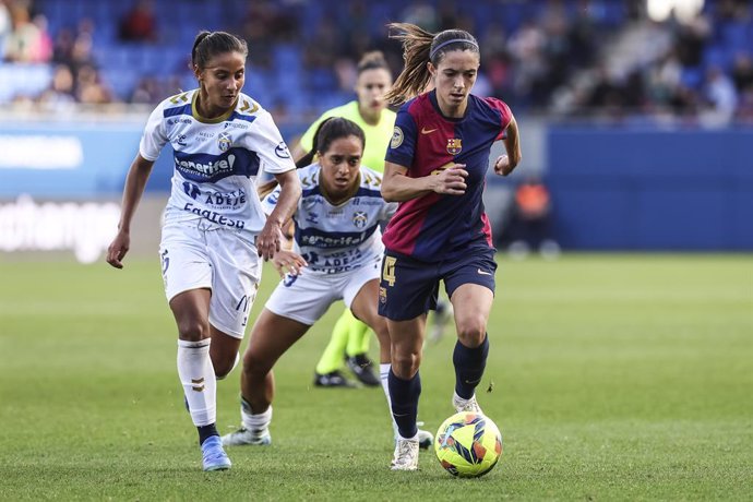 Archivo - Aitana Bonmati of FC Barcelona Femenino and Yerliane Moreno of Costa Adeje Tenerife in action during the Spanish Women league, Liga F, football match played between FC Barcelona and Costa Adeje Tenerife at Johan Cruyff Stadium on November 24, 20