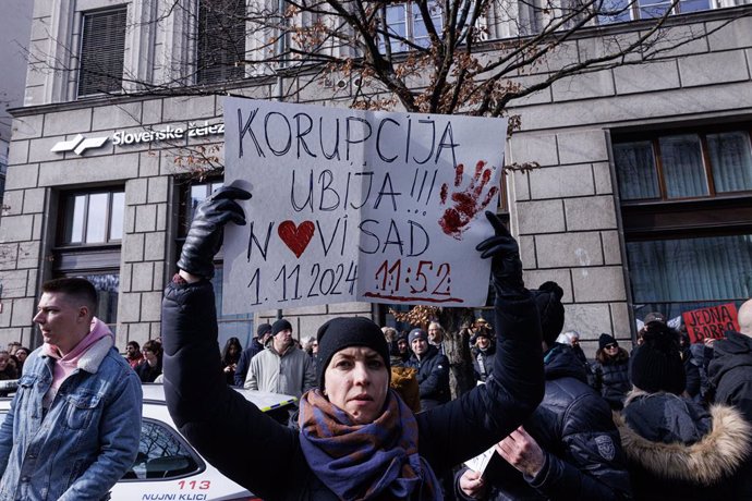 Archivo - February 8, 2025, Ljubljana, Slovenia: A protester holds a placard that says ''Corruption kills'', referring to the deadly accident in Novi Sad, Serbia, that sparked mass protests in Serbia, during the demonstration. The rally was a response of 