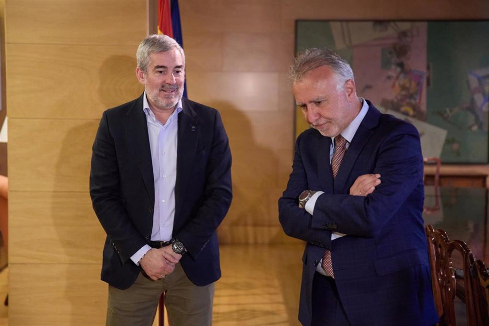 Archivo - El presidente del Gobierno de Canarias, Fernando Clavijo (i), y el ministro de Política Territorial y Memoria Democrática, Ángel Víctor Torres (d), conversan a su llegada a una reunión con los portavoces del PP, PSOE y Vox del Parlamento de Ca