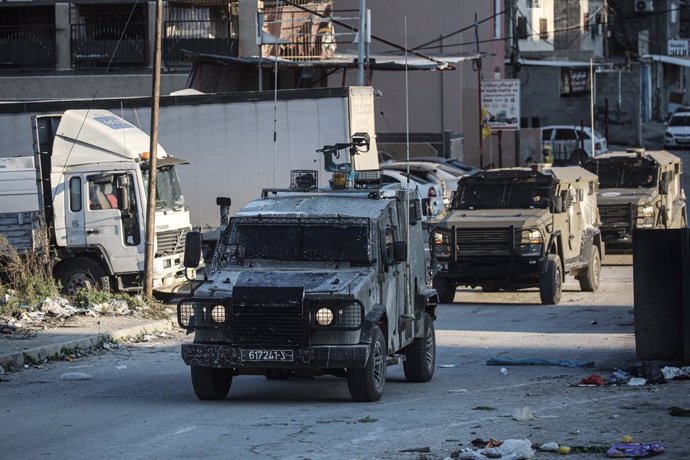 Archivo - 13 January 2025, Palestinian Territories, Nablus: Israeli military vehicles are seen during a military raid on the Ein Beit al-Maa refugee camp. Photo: Mohammed Nasser/APA Images via ZUMA Press Wire/dpa