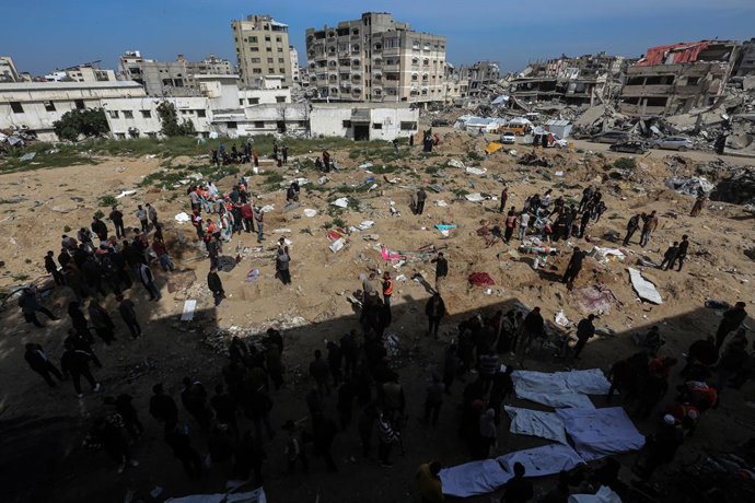 13 March 2025, Palestinian Territories, Gaza City: The bodies of the Palestinian martyrs, who were killed during raids by the Israeli Defence Forces and were buried in a mass grave in Al-Shifa Hospital, are exhumed for identification and burial in the off
