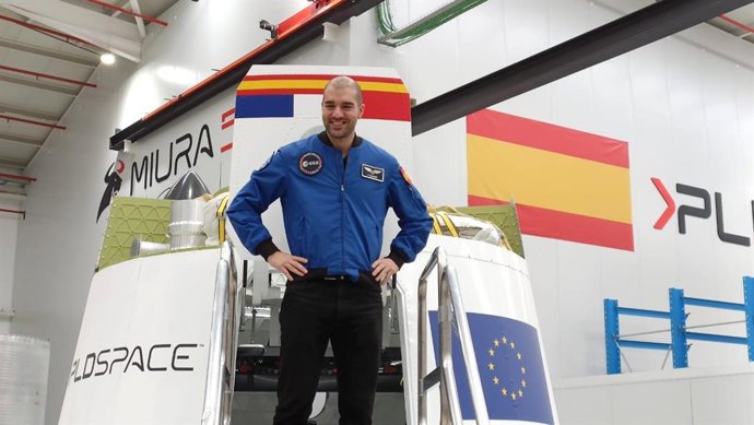L'astronauta Pablo Álvarez puja a la càpsula Linx, que desenvolupa PLD Space, en les instal·lacions de l'empresa a Elx.