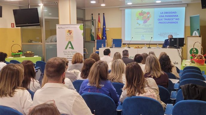 Taller sobre los riesgos asociados a la obesidad.