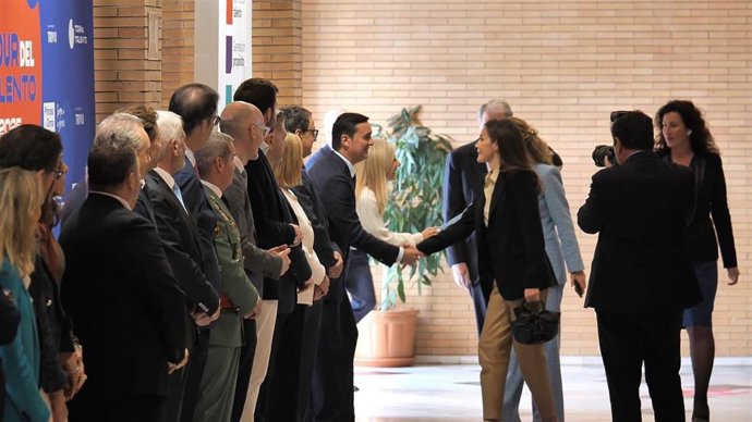El presidente de la Diputación de Almería, Javier Aureliano García, saluda a la reina de España, Letizia Ortiz.