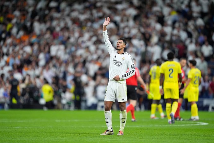 Archivo - Jude Bellingham of Real Madrid greets supporters during the Spanish League, LaLiga EA Sports, football match played between Real Madrid and Villarreal CF at Santiago Bernabeu stadium on October 5, 2024, in Madrid, Spain.