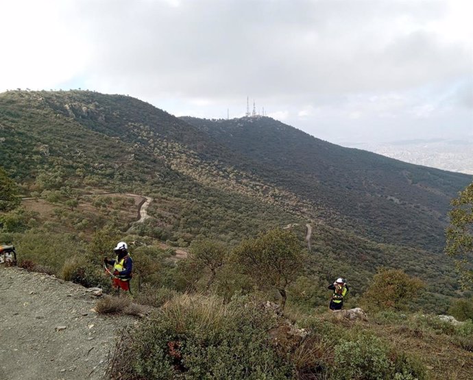 Labores preventivas para evitar incendios forestales en los montes de Almería.