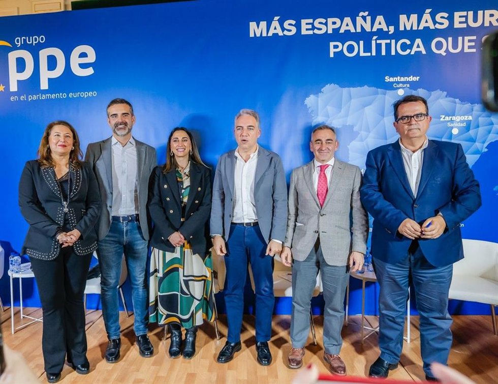 Participantes en el acto celebrado por el PP en Almería bajo el título 'Más España, más Europa. Agricultura e infraestructuras hidráulicas'.