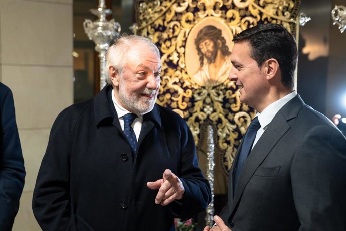 El presidente de la Fundación Neos, Jaime Mayor, conversa con el presidente de la Diputación de Almería, Javier Aureliano García.