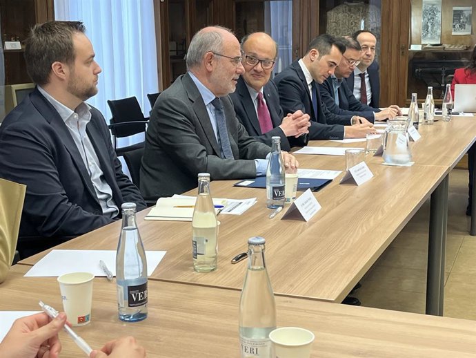 El conseller de Acción Exterior y Unión Europea de la Generalitat, Jaume Duch, y el presidente de la patronal Cecot, Xavier Panés, en una reunión