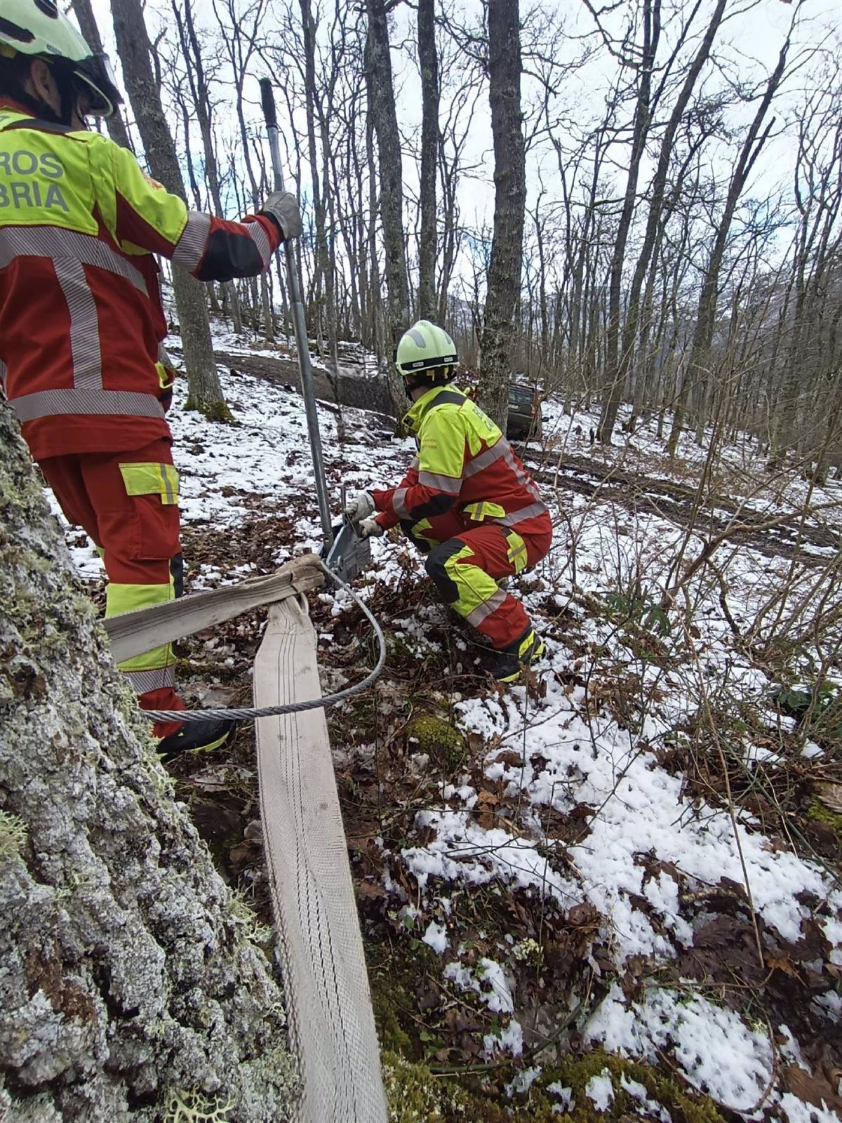 Evacuados tres ocupantes de un turismo que se salió de una pista en Bejes