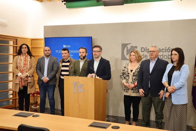 El portavoz del PSOE en la Diputación, José Antonio Romero (centro), acompañado por otros diputados socialistas.