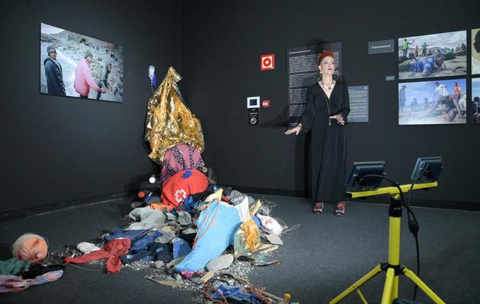 La comisaria de la exposición 'La ruta canaria, 30 años de migración y muerte', Desirée Martín