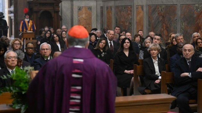 Pietro Parolin celebra una misa por el Papa ante los embajadores acreditados ante la Santa Sede.