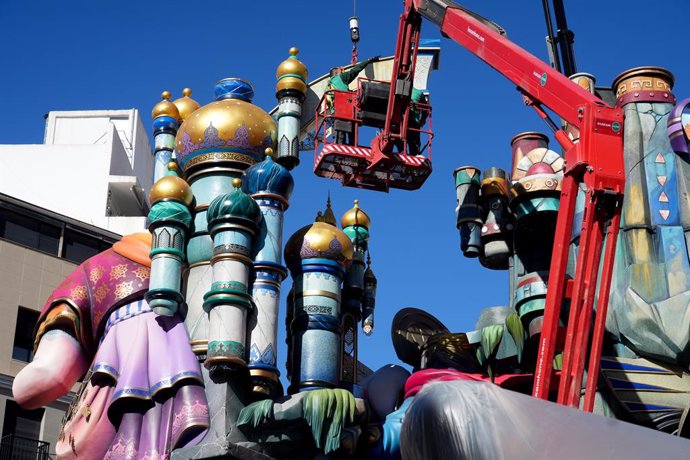 Muntatge de la falla Convent Jerusalem, a 11 de març del 2025, a València
