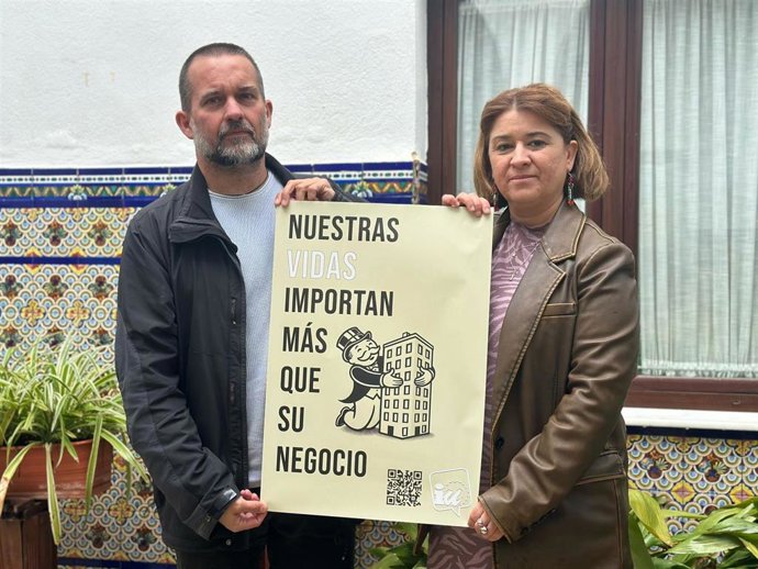 Fran Martínez e Irene Ruiz muestran el cartel de la campaña de IU y PCA en defensa del derecho a la vivienda.