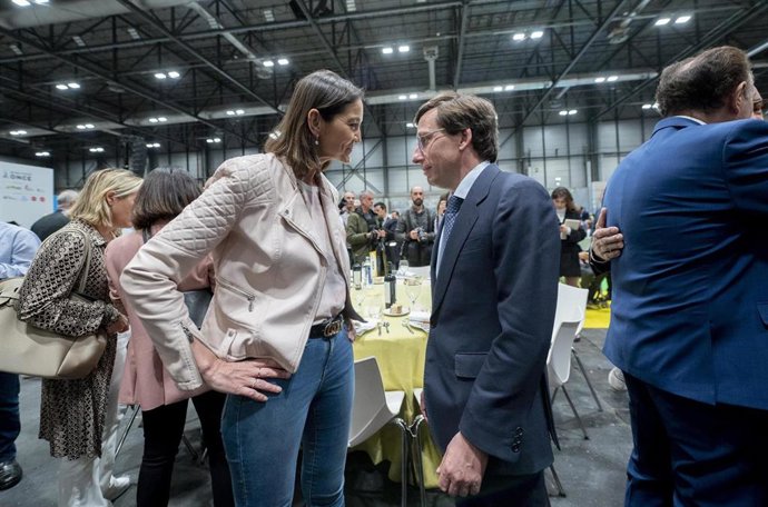 Archivo - La portavoz del PSOE, Reyes Maroto, y el alcalde de Madrid, José Luis Martínez-Almeida,  