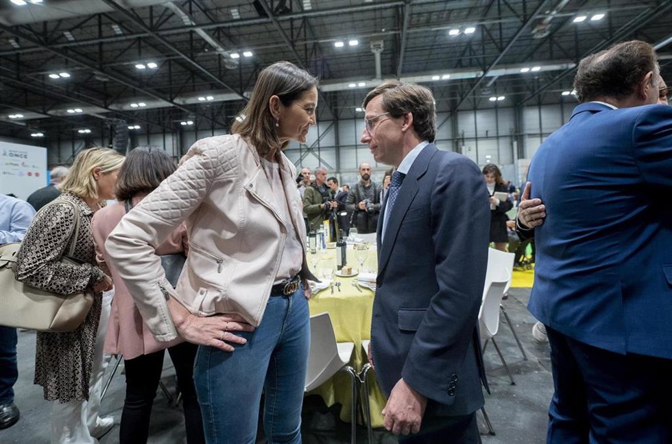 Archivo - La portavoz del PSOE, Reyes Maroto, y el alcalde de Madrid, José Luis Martínez-Almeida,  