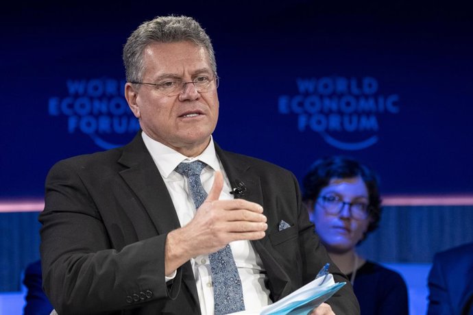 Archivo - HANDOUT - 23 de janeiro de 2025, Suíça, Davos: O Comissário da UE para Comércio e Segurança Econômica, Relações Interinstitucionais e Transparência, Maros Sefcovic, fala na sessão "Como projetar o poder da Europa" como parte do Fórum Econômico M
