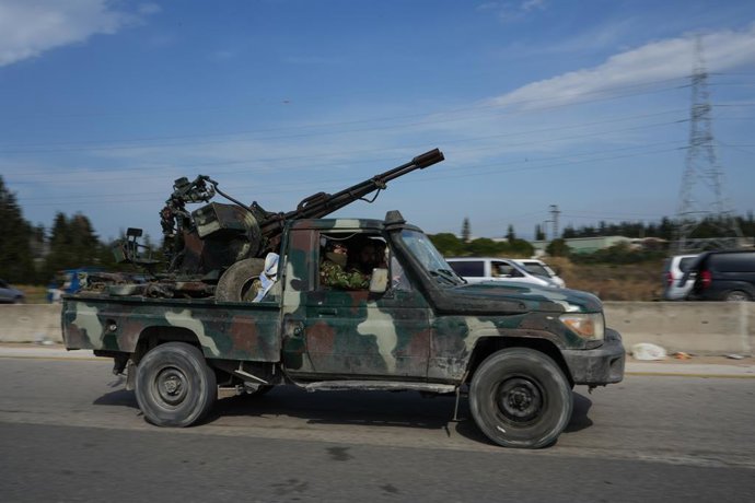 07 de maro de 2025, Síria, Latakia: As foras do exército sírio se dirigem aos vilarejos da zona rural de Latakia e da costa síria com armas pesadas para lutar contra os combatentes ligados ao líder deposto da Síria, Bashar al-Assad. Cerca de trs mese