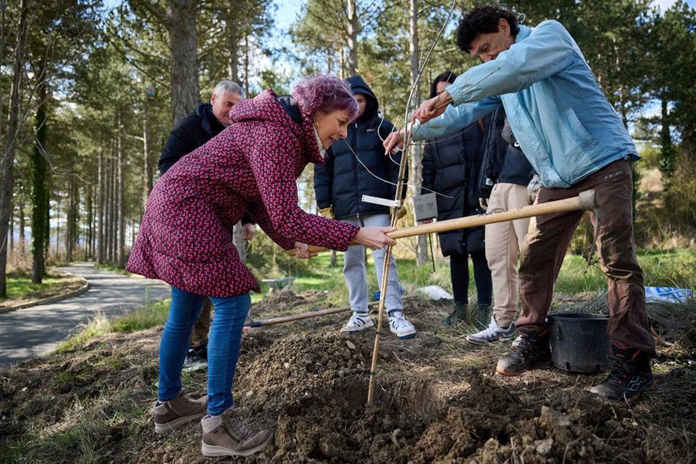 La consejera Esnaola particip en la plantación de árboles en el centro Isterria.