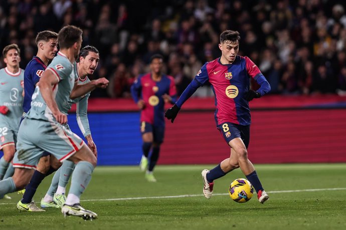 Archivo - Pedro Gonzalez Pedri, do FC Barcelona, em ao durante a partida de futebol do Campeonato Espanhol, La Liga EA Sports, disputada entre FC Barcelona e Atlético de Madrid no Estadio Olimpico de Montjuic em 21 de dezembro de 2024 em Barcelona, Es