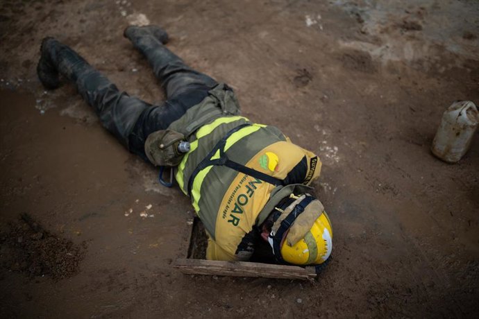 Archivo - Un bombero fotestal de Aragón saca barro de una alcantarilla en la zona afectadas por la DANA, a 15 de noviembre de 2024, en Valencia, Comunidad Valenciana (España).