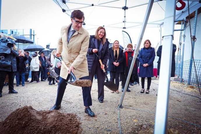 El presidente de la Generalitat, Salvador Illa, durante el acto de colocación de la primera piedra de una promoción de 66 viviendas de protección oficial en Sant Pere de Ribes (Barcelona)