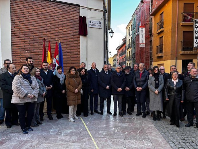 Autoridades presentes en el acto de inauguración de la plaza del Desenclavo en León