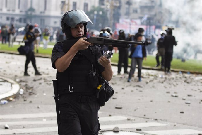 Un agente de la Policía dispersa a manifestantes en la capital argentina, Buenos Aires