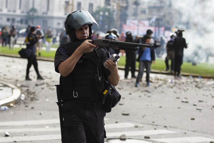 12 de março de 2025, Buenos Aires, Argentina: Um policial dispara balas de borracha contra os manifestantes ao redor do Congresso durante a manifestação. Os aposentados protestaram no Congresso Nacional exigindo condições de vida dignas. Apoiadores e mani