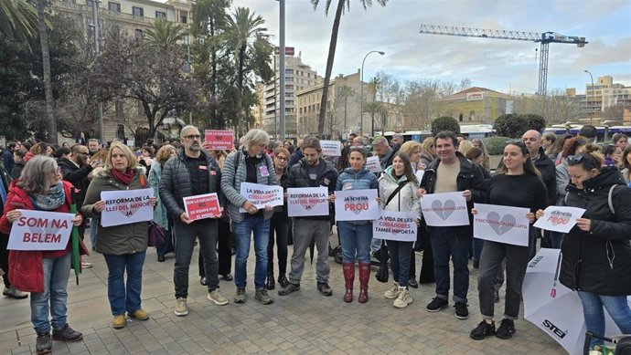 Concentración en condena del asesinato de la educadora social de Badajoz en Palma.