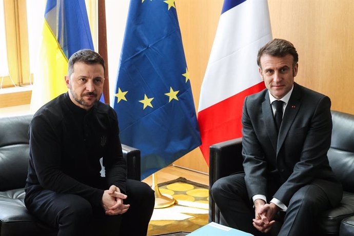 HANDOUT - 06 March 2025, Belgium, Brussels: French President Emmanuel Macron meets with Ukraine's President Volodymyr Zelensky (L) on the sidelines of the European Union summit on Ukraine. Photo: Francois Lenoir/European Council/dpa - ATTENTION: editorial