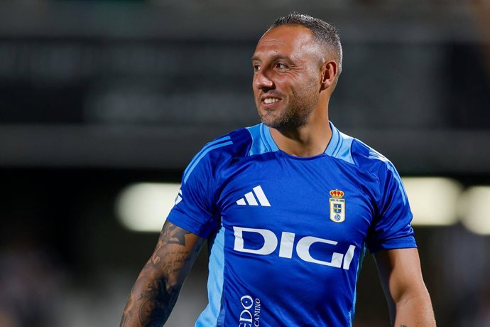 Santi Cazorla, aquecendo-se com o Real Oviedo.