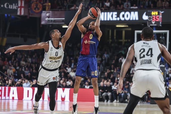 Kevin Punter, do FC Barcelona, e Brandon Davies, do Partizan Mozzart Bet Belgrade, em ação durante a partida da Turkish Airlines Euroleague, disputada entre FC Barcelona e Partizan Mozzart Bet Belgrade no Palau Blaugrana em 14 de março de 2025 em Barcelon