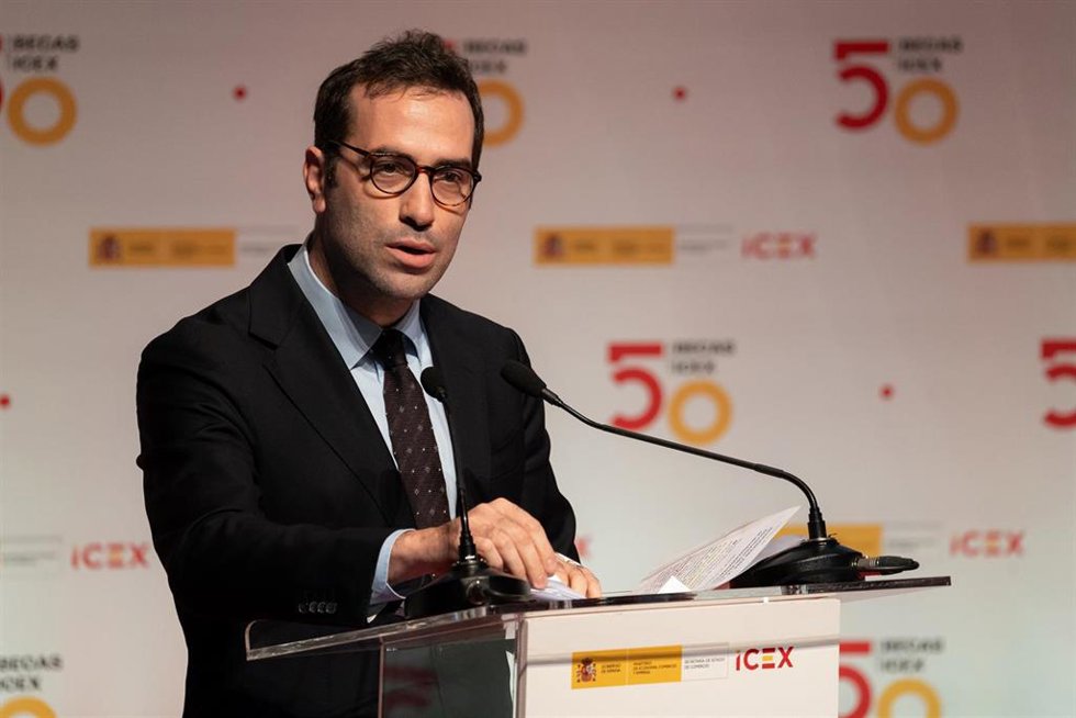 El ministro de Economía, Comercio y Empresa, Carlos Cuerpo, interviene durante el homenaje por el 50 aniversario del Programa de Becas de Internacionalización Empresarial de ICEX España Exportación e Inversiones, en el Museo Nacional Centro de Arte Rein