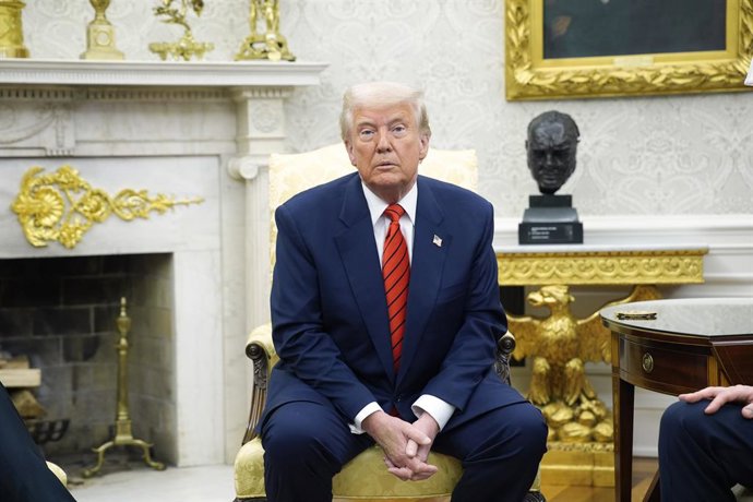 13 de março de 2025, Washington, Distrito de Columbia, EUA: O presidente dos Estados Unidos, Donald Trump, senta-se durante sua reunião com Mark Rutte, secretário-geral da Organização do Tratado do Atlântico Norte (OTAN) no Salão Oval da Casa Branca em Wa