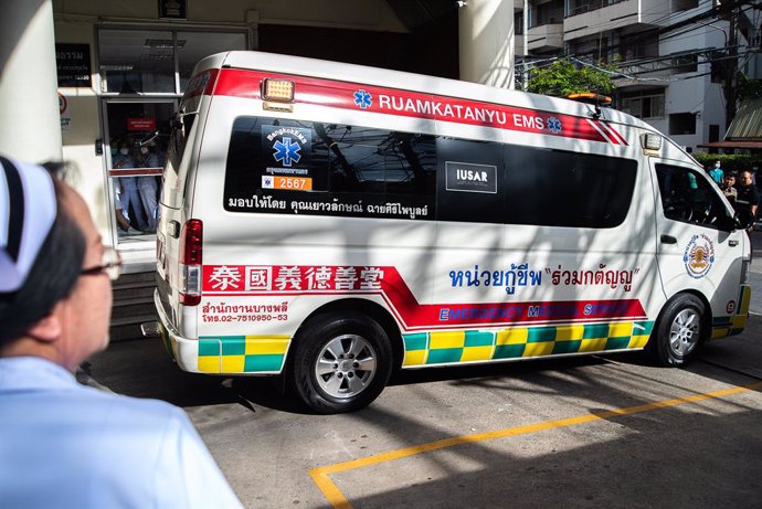 Archivo - October 2, 2024, Bangkok, Thailand: An ambulance carrying the bodies of the school children and teachers who were killed in a school bus fire accident, travels back to Uthai Thani province for the funeral ceremony. At least 20 elementary student