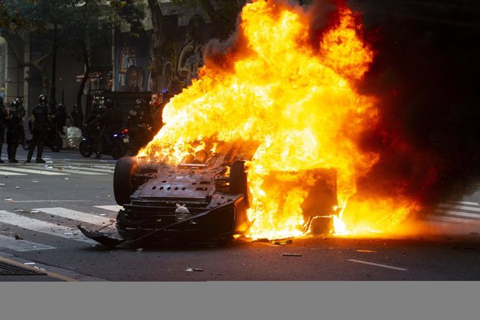 12 de março de 2025, Buenos Aires, Argentina: Um veículo da polícia completamente em chamas perto do Congresso durante a manifestação. Os aposentados protestaram no Congresso Nacional exigindo condições de vida dignas. Apoiadores e manifestantes que se ju